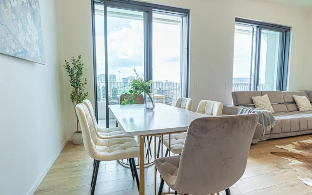 Premium 2BR & 1LR Apt with Skyline View