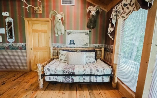 Big Kahuna Lodge 3 Bedroom Cabin by RedAwning