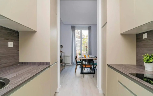 Apartment with Balconies in La Latina by Batuecas