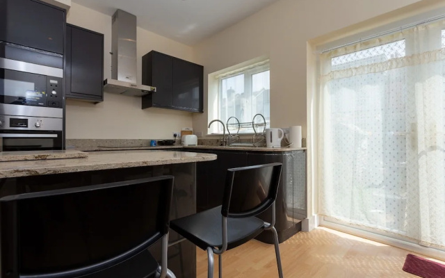 2 Bedroom House In Tooting With Garden