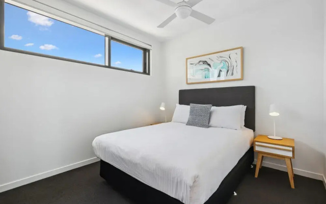 Chic 2-bed With Rooftop Pool Overlooking the City