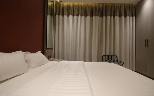 Aris in Apartment
