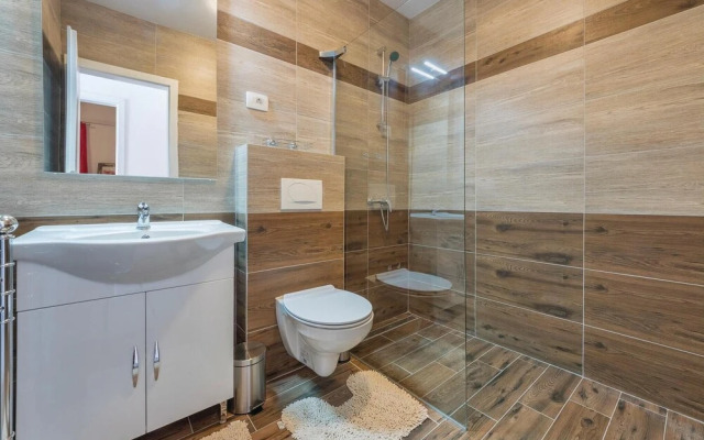 Stunning Home in Novigrad With Wifi and 2 Bedrooms