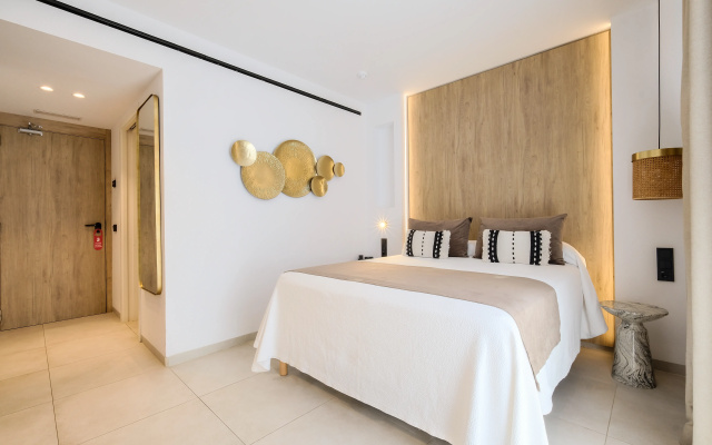 Azuline Hotel M