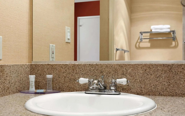 Travelodge Inn & Suites by Wyndham Gardena CA