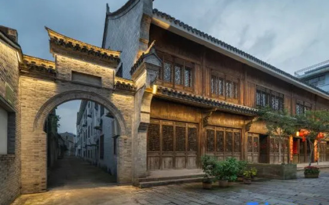 Qijiajun Inn (The Ancient City of Taizhou Ziyang Street)