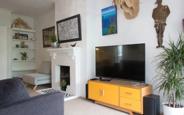 Stylish 2 Bed Art Deco Apartment