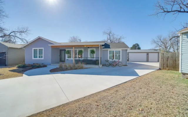 Walk to Gathering Place & Brookside: Tulsa Studio