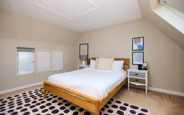 The Holland Park Crib - Classy 2bdr House