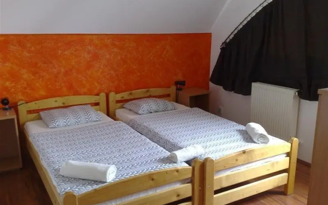 Marci Villa
