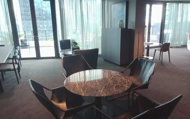 Southbank 2BR High City Views Enjoy Wine, Gym, Pool, Wifi