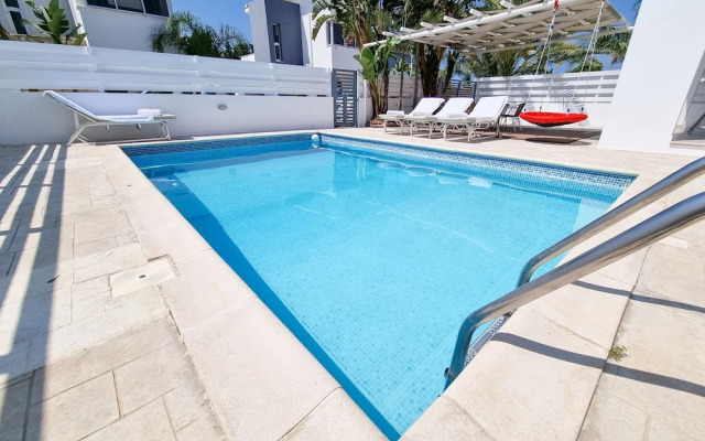 Private Pool Villa Next to the Beach