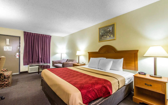 Econo Lodge & Suites Clarksville near Governors Square Mall