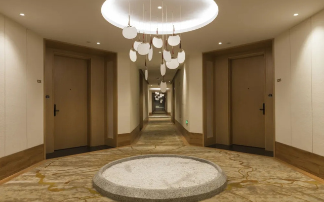 Le Moment City Resort Hotel