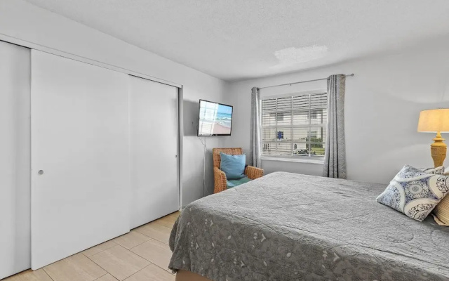 Colony Beach Club 121