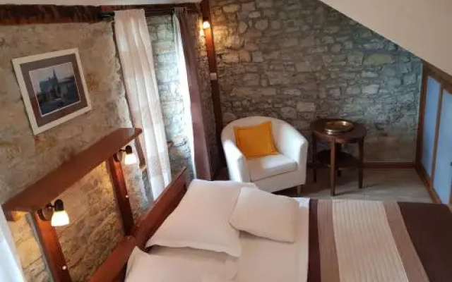 Nirvana Apartments and Rooms
