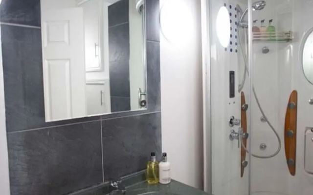 Pleasant Holiday Home in Gloucester Near Cathedral
