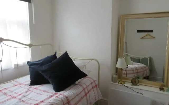 The Pepper Pot Sleeps 4 Sunlit Garden