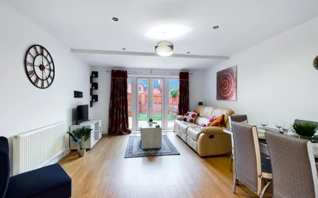 Cheerful 5-BDR/3-BATH House w/ Free Parking