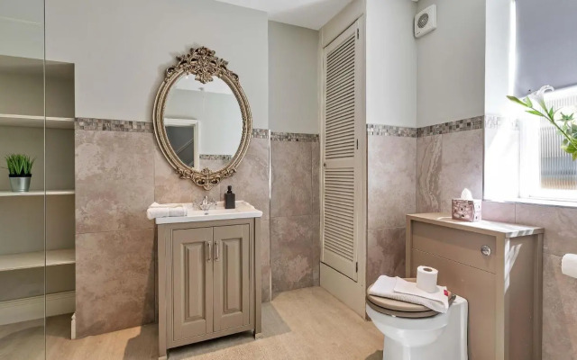Central Pier Place | Large Group House | 20 metres from the Pier and beach