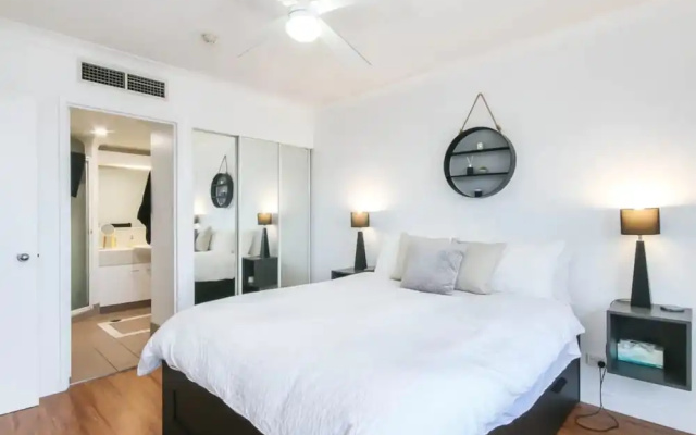 Modern 2 Bedroom River View Apartment in Docklands