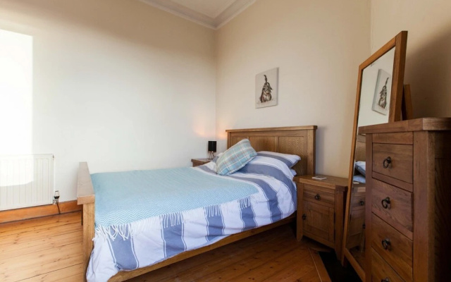 Spacious Leith Flat For 4 W/ Skyline View