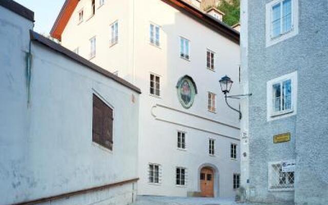 Отель Weisses Kreuz Salzburg Зальцбург вид на фасад