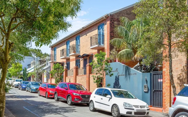 Spacious 2-bed Townhouse With a Lush Courtyard