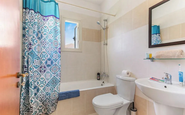 Coral Bay Villa - Sleeps 6 - Pool - Parking