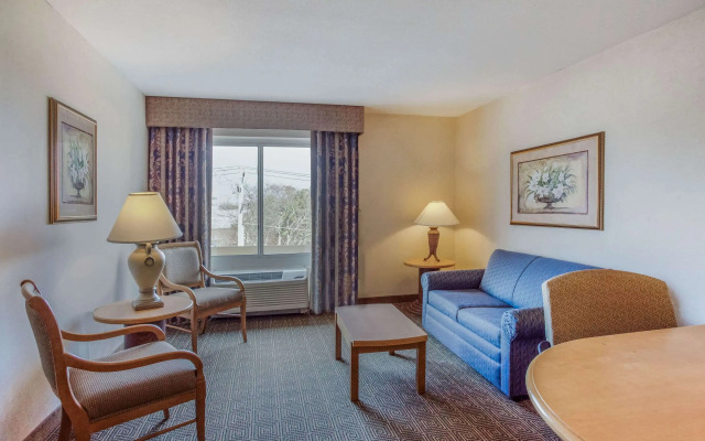 La Quinta Inn & Suites by Wyndham Islip - MacArthur Airport