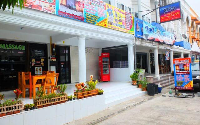 Отель D D Guest House Паттайя вид на фасад