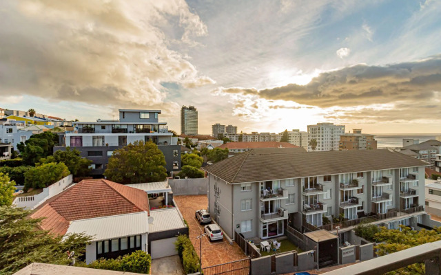 Modern Sea Point Apartment w Rooftop Deck 9 on S