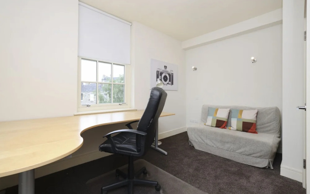 JOIVY Executive 2-Bed Apt With Stunning Roof Terraces