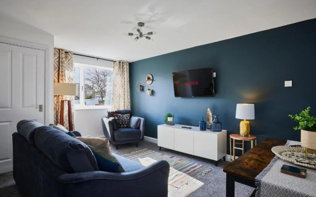 Charming 2 Bed Home, Quiet Village + Free Parking