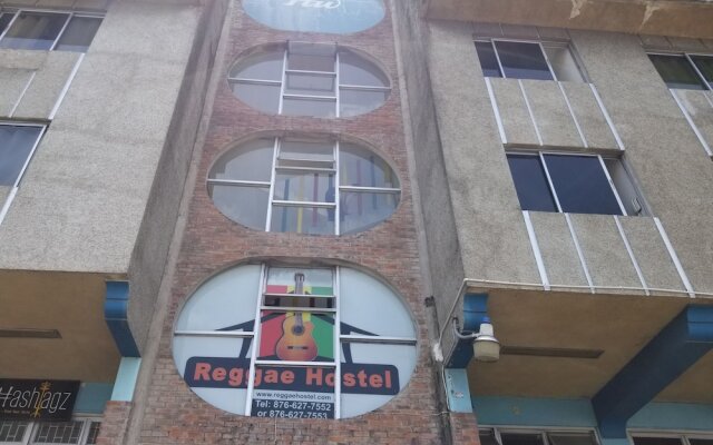 Отель Reggae Hostel Montego Bay Ямайка, Монтего-Бей - отзывы, цены и фото номеров - забронировать отель Reggae Hostel Montego Bay онлайн вид на фасад