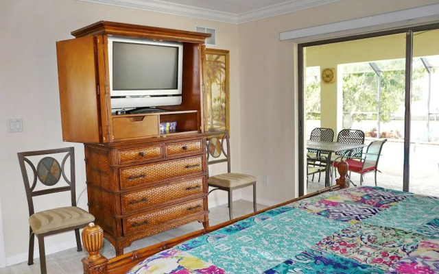 Pet-friendly Waterfront Home on key lot With View