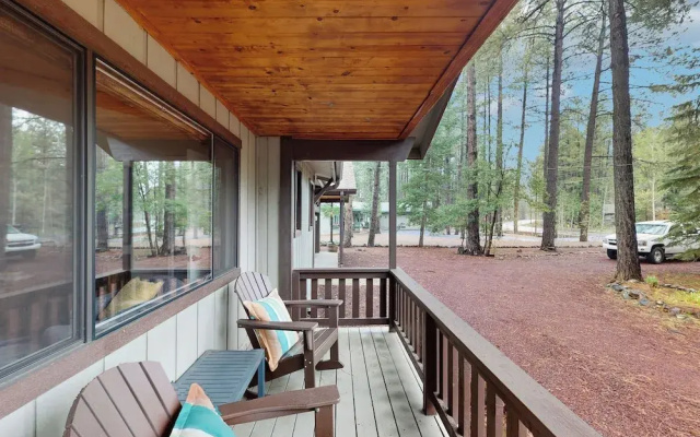 Wooded-view Deck! Pinetop Golf Escape