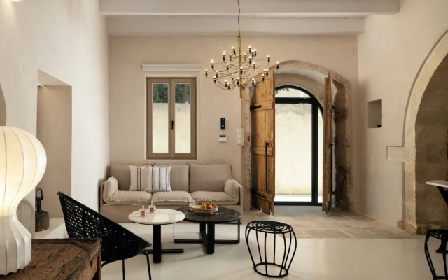Sutor Chic Manor