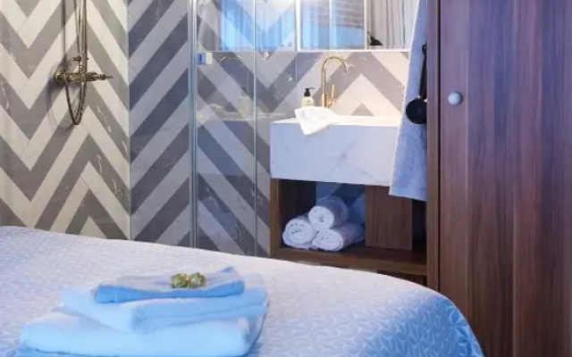Five Rooms Hotel