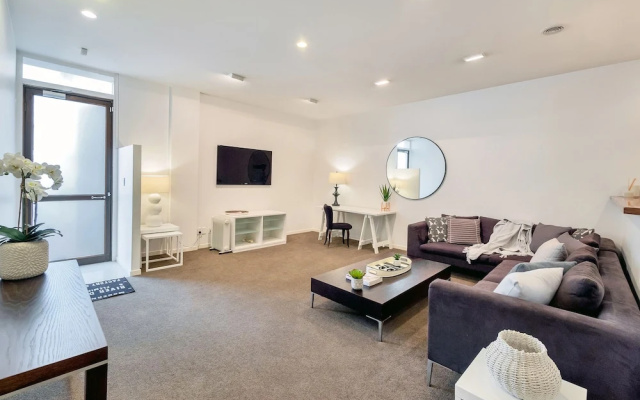 Spacious 2BR Near Westfield Newmarket