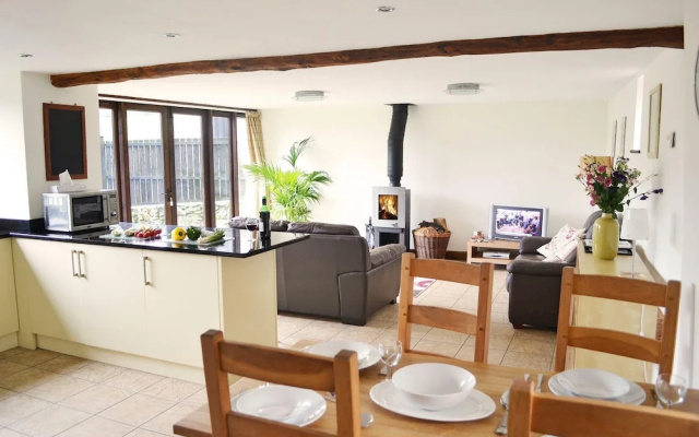 A beautiful conversion of a 400-year-old threshing barn. Pet-friendly.
