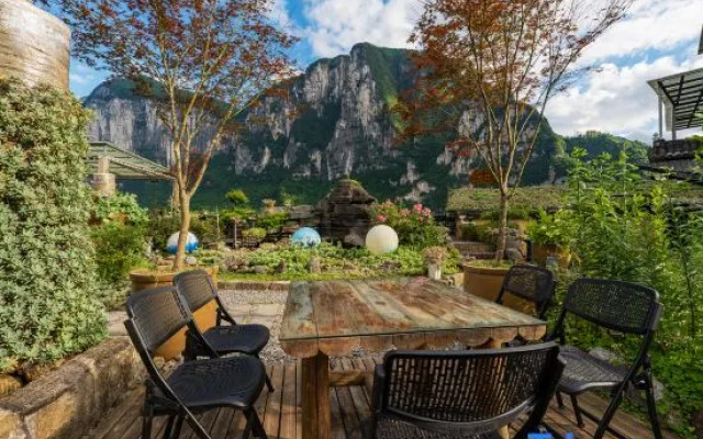 Flower Valley · Real-Scene Homestay