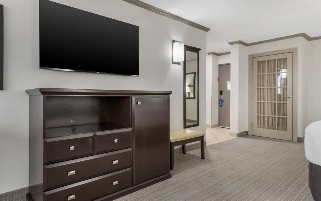 Best Western Plus Port O'Call Hotel