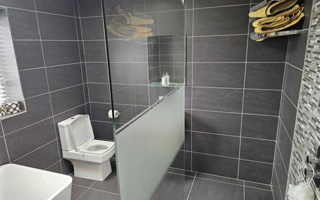 Modern, Large 4-bed Property Sleeps 10 in Abergele