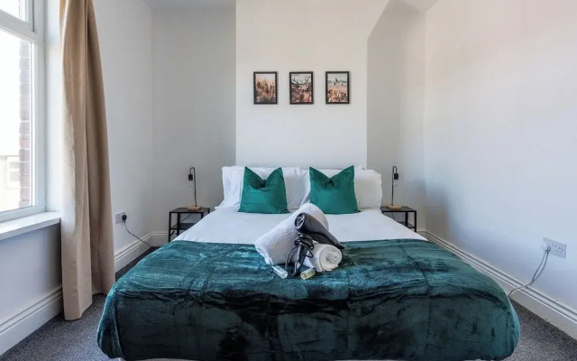 3 Bed House - Sleeps 5 - Parking - Wifi