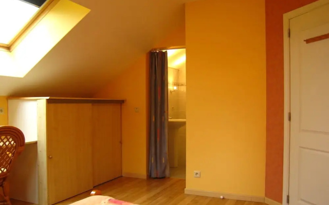 Spacious Holiday Home near Forest