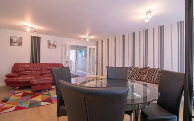 Charming 3-bed Apartment in Newcastle City