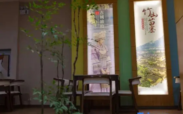Phoenix Ancient City Warm Heart Pavilion Homestay