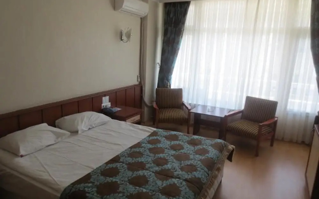 Eyna Hotel