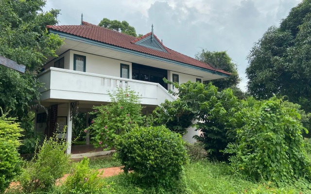 Reun suphan riverside resort
